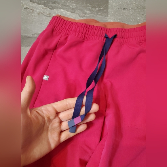 NWT/NWOT Figs Oran scrub set. Slim fit top. Joggers. Hot pink, orange. XXS. 26" - Picture 6 of 16